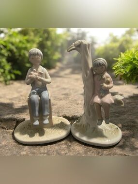 2 Vintage porcelain figurines by Flavia
Weedn depicting children.